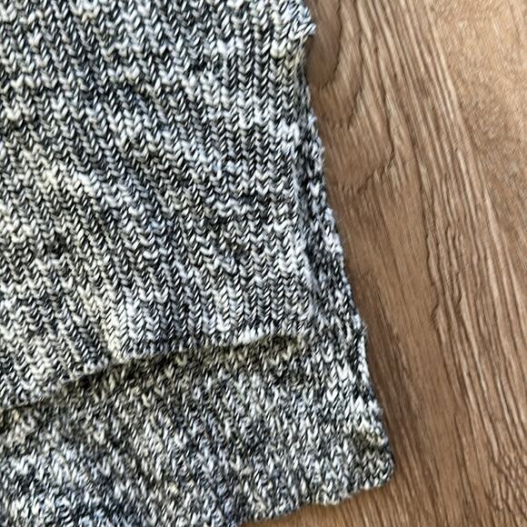 Express Crossback V-Neck Sweater - Picture 4 of 6